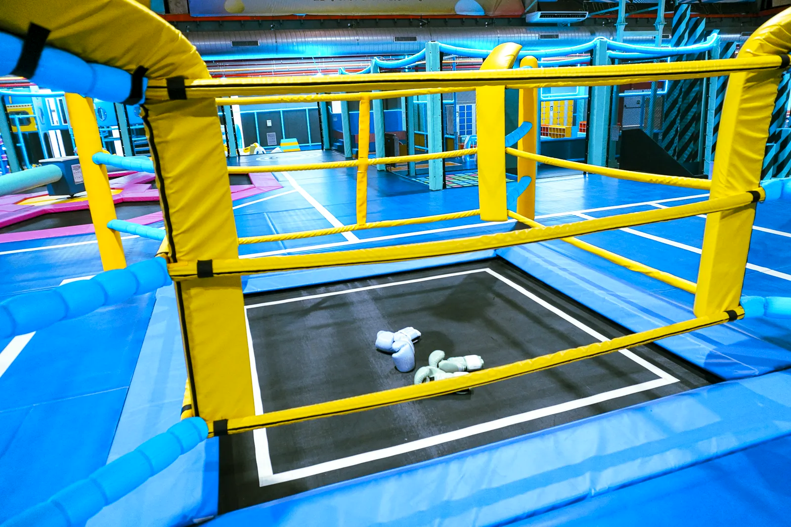 El trampolín de boxeo de la zona Jump.