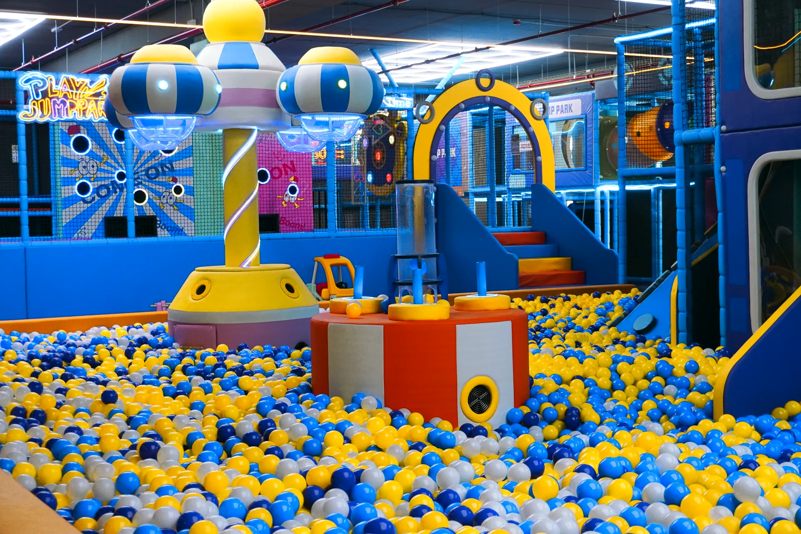 La piscina de bolas y los juegos de la zona Kids.