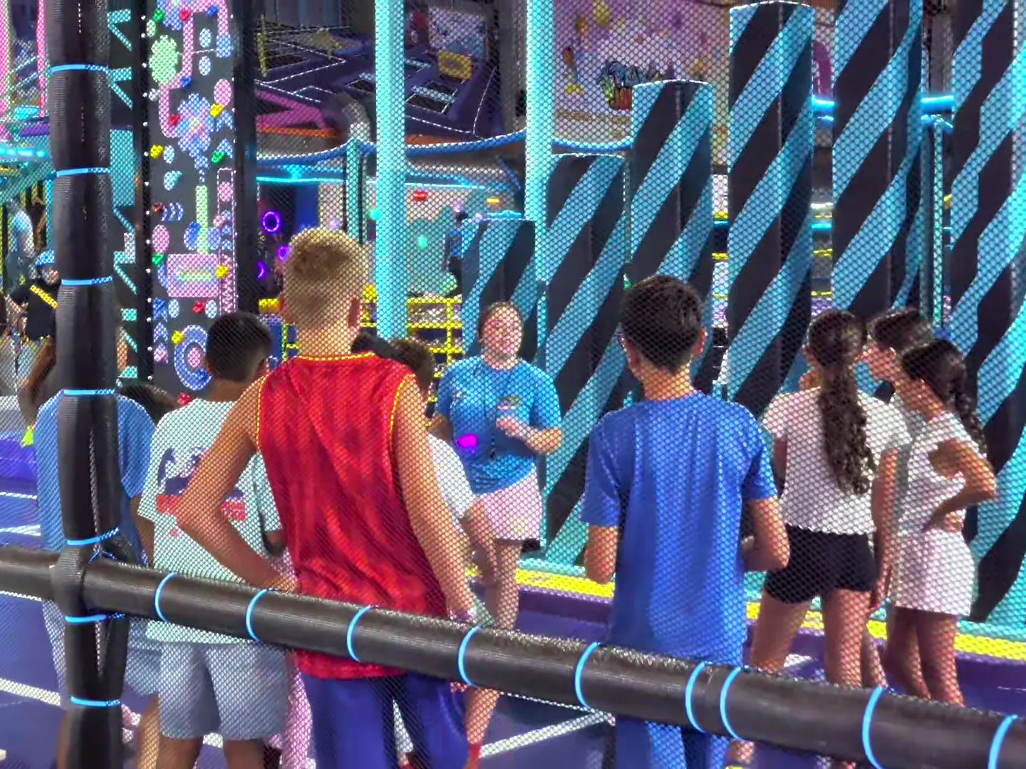 Una monitora con un grupo de niños antes de entrar a saltar.